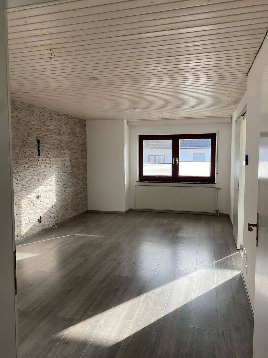 Moderne 2-Zimmer-Wohnung im 1. OG: Klimaanlage, hochwertige Heizung und edle Teakholz-Details., 76287 Rheinstetten