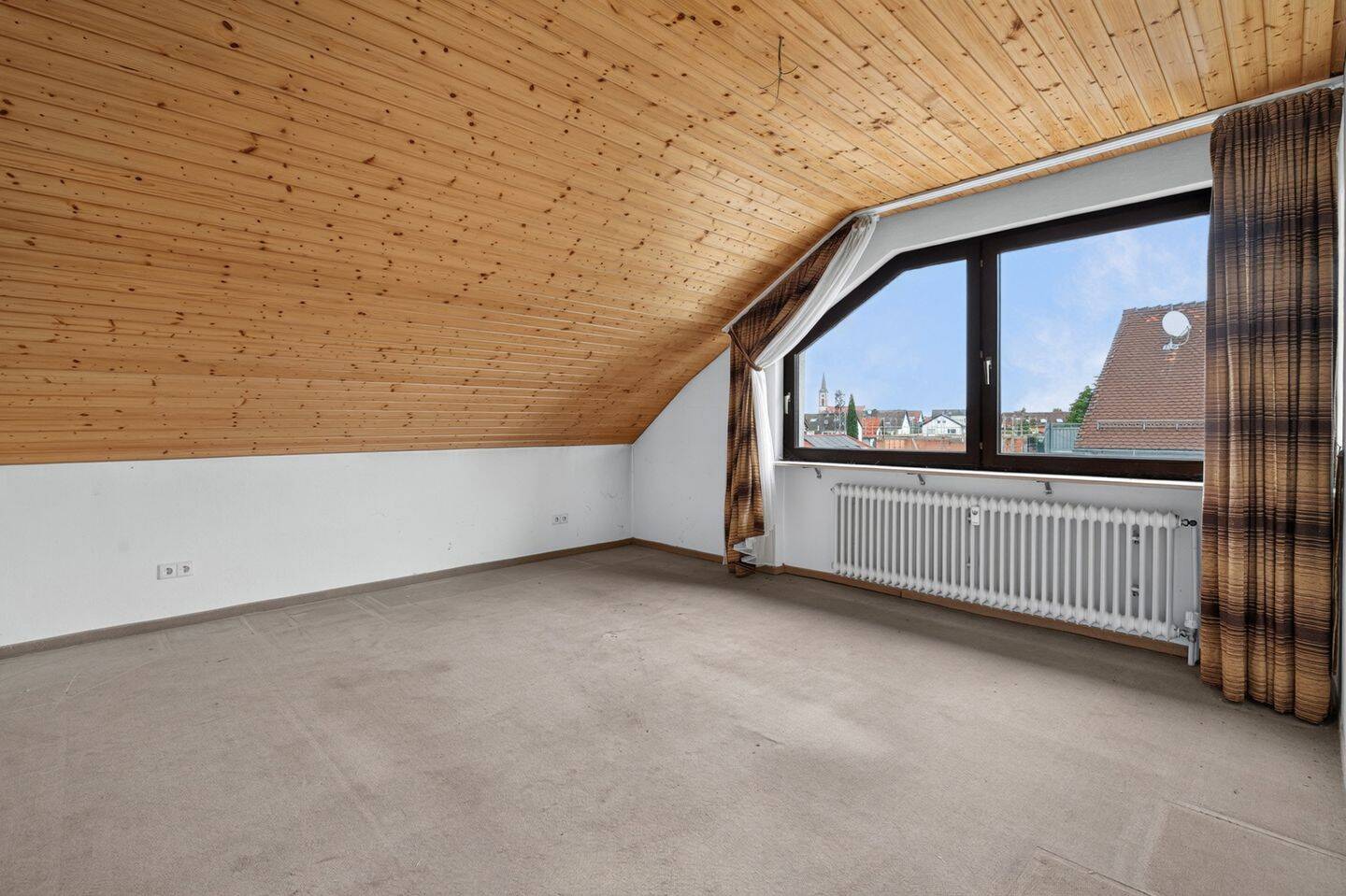 Weitblick über die Dächer: Helle 3-Zimmer-Dachgeschosswohnung mit Südbalkon, Ankleide und Garage, 76297 Stutensee
