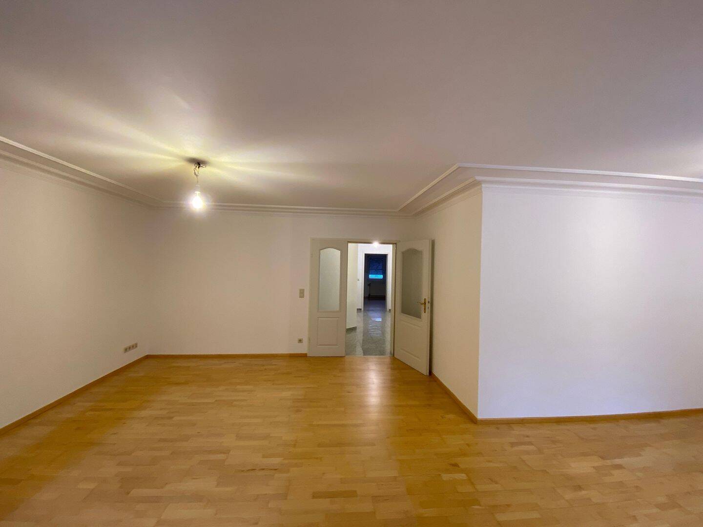 Großzügige 3- Zimmer- Wohnung im 1. OG eines 3- Familienhauses mit unverbauter Aussichtilienhauses, 69181 Leimen