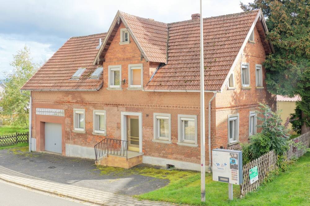 Wohnhaus mit Entwicklungspotenzial, Garten und 2 Garagen in Mistelgau-Gollenbach, 95490 Mistelgau