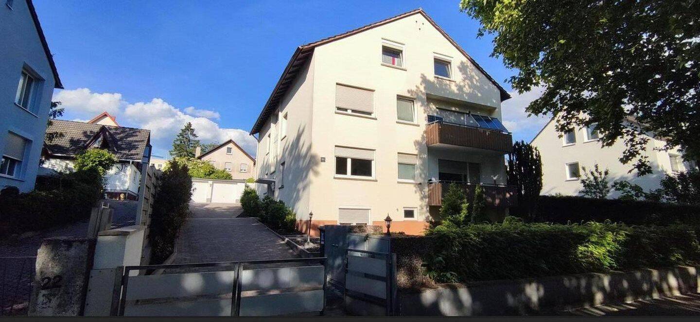 Charmante Dachgeschosswohnung mit Einbauküche und guter Ausstattung in Wiesbaden-Südost, 65201 Wiesbaden (Dotzheim Frauenstein Schierstein)