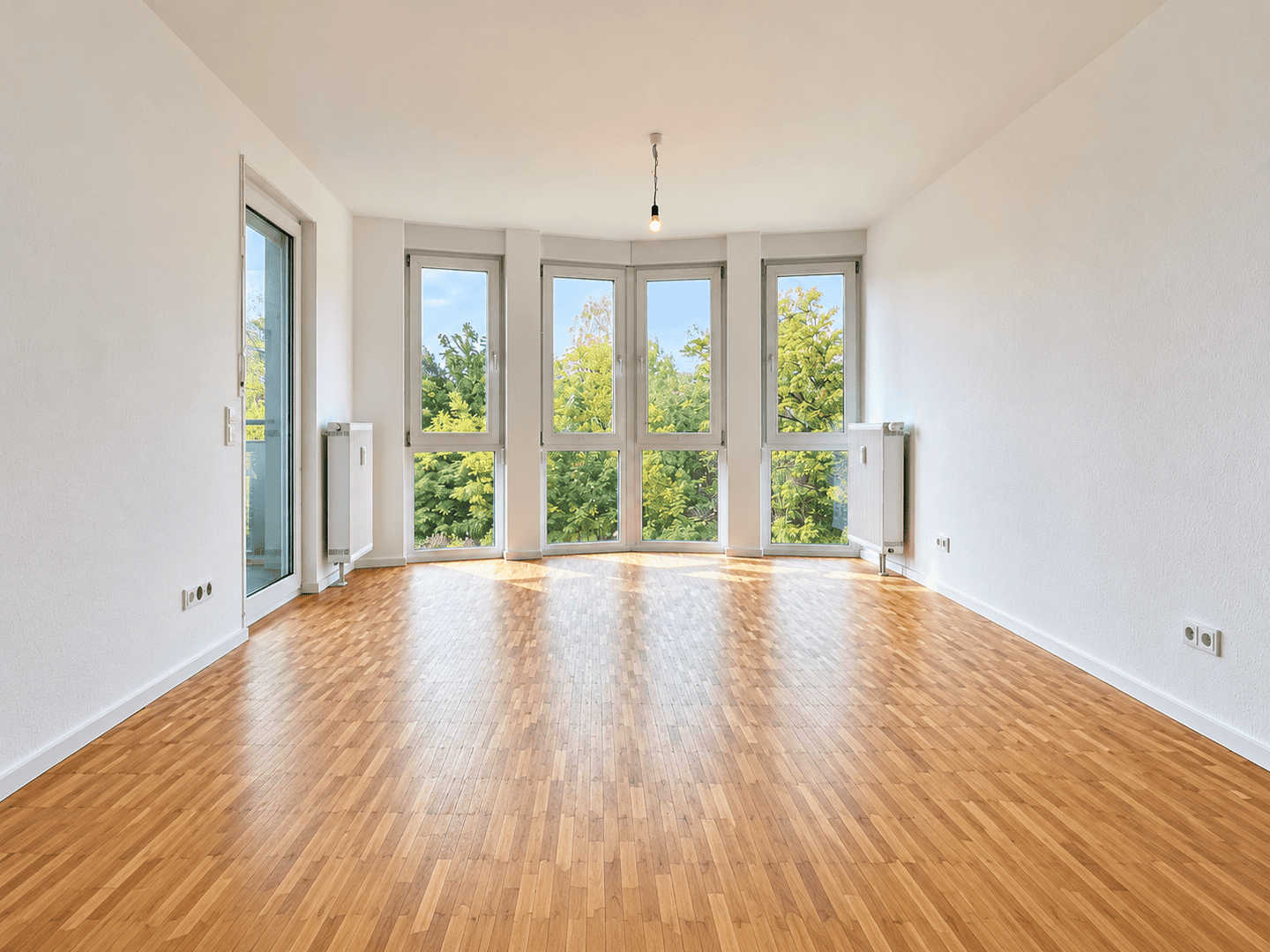 Erstbezug nach Renovierung & Blick ins Grüne: Barrierefreie 2-Zimmer-Wohnung mit West-Loggia und Carport, 90431 Nürnberg