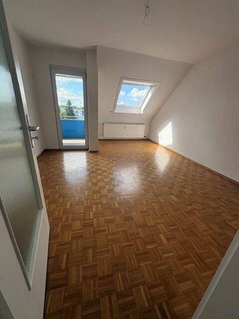 Helle 2-Zimmer-Dachgeschosswohnung mit Balkon, 63263 Neu-Isenburg