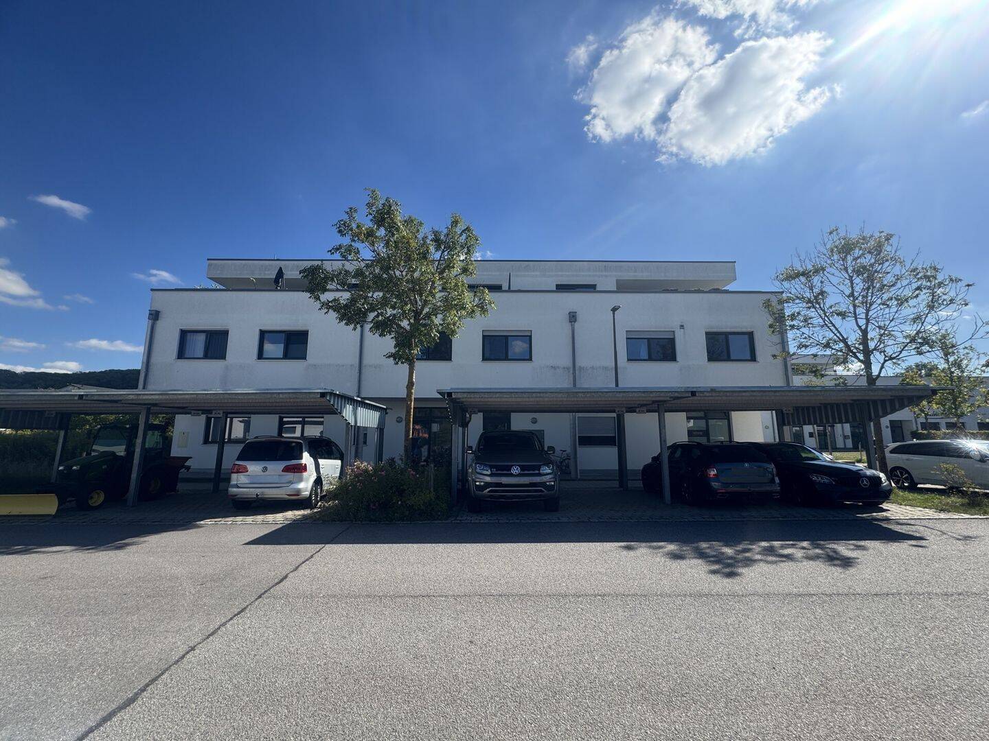 Wohnen mit Gartenflair – Moderne Erdgeschosswohnung mit Terrasse, Garten und Carport in Landshut, 84036 Landshut