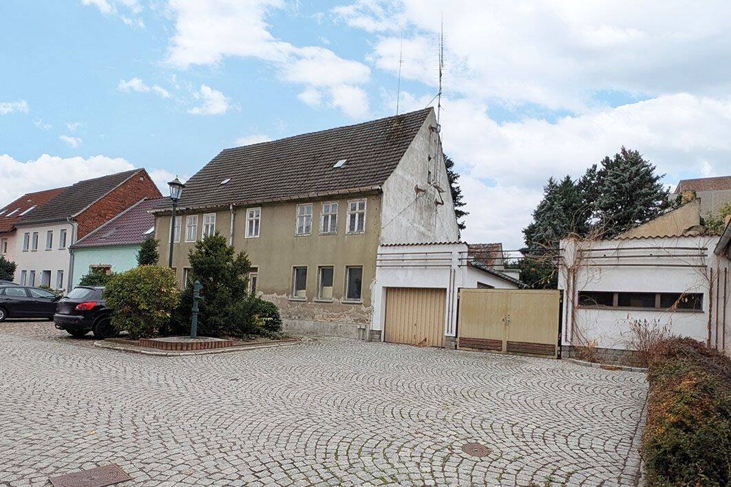 Zweifamilienhaus mit Nebengebäuden und großem Grundstück, 6773 Gräfenhainichen