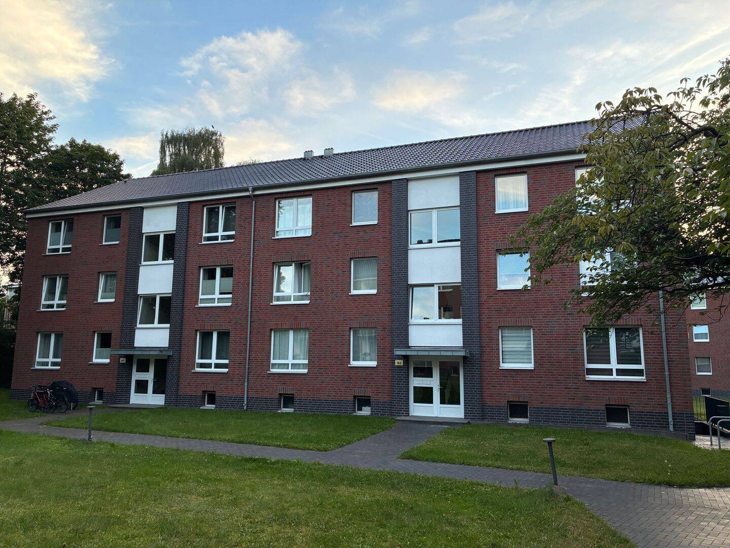 Erstbezug nach Grundsanierung: Geräumige 3,5-Zi.-Whg mit Balkon und getrenntem Bad/WC, 22147 Hamburg (Wandsbek Rahlstedt)