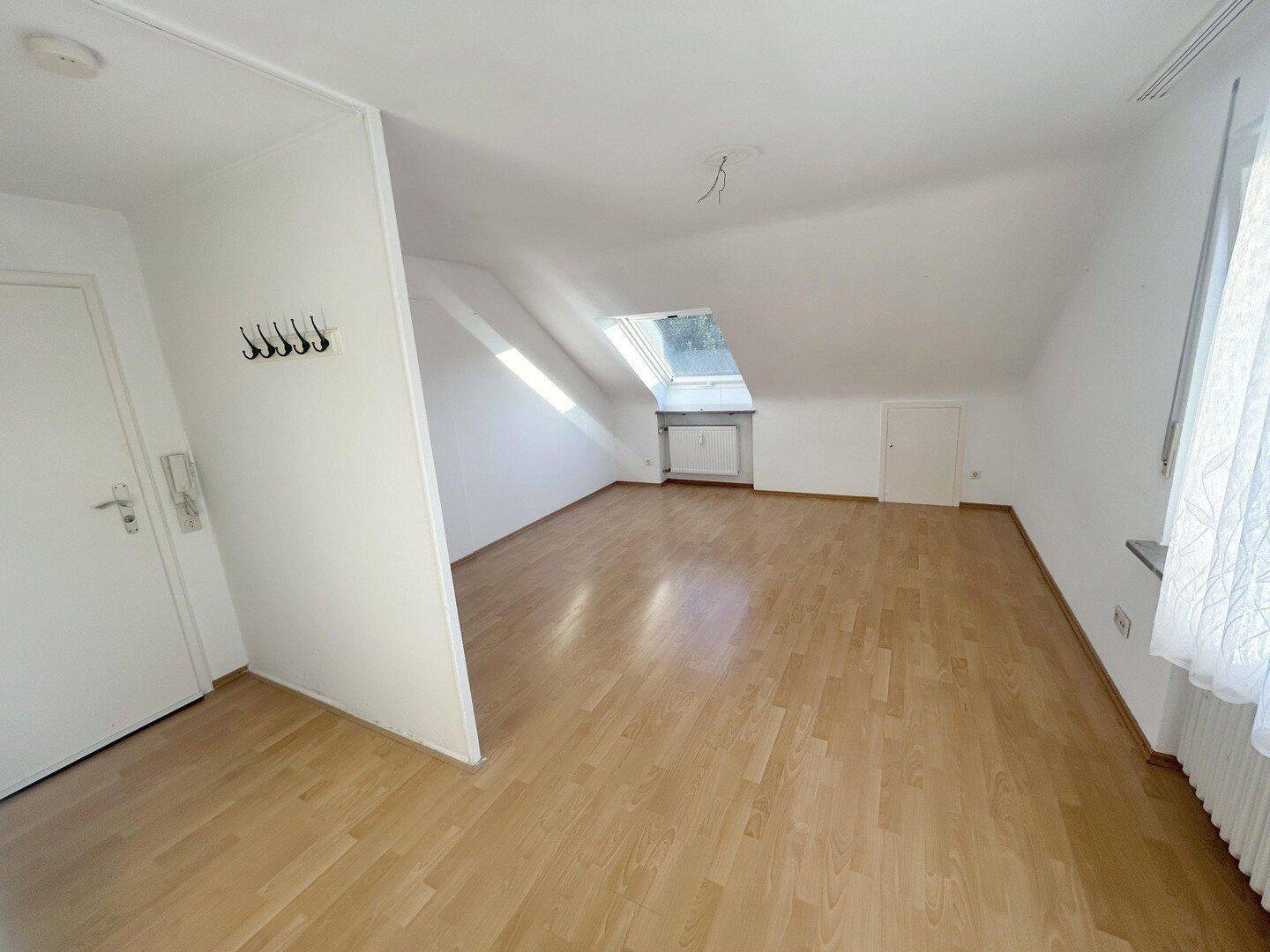 Helle Dachgeschosswohnung in ruhiger Lage – Ideal für Singles oder Pendler, 71640 Ludwigsburg