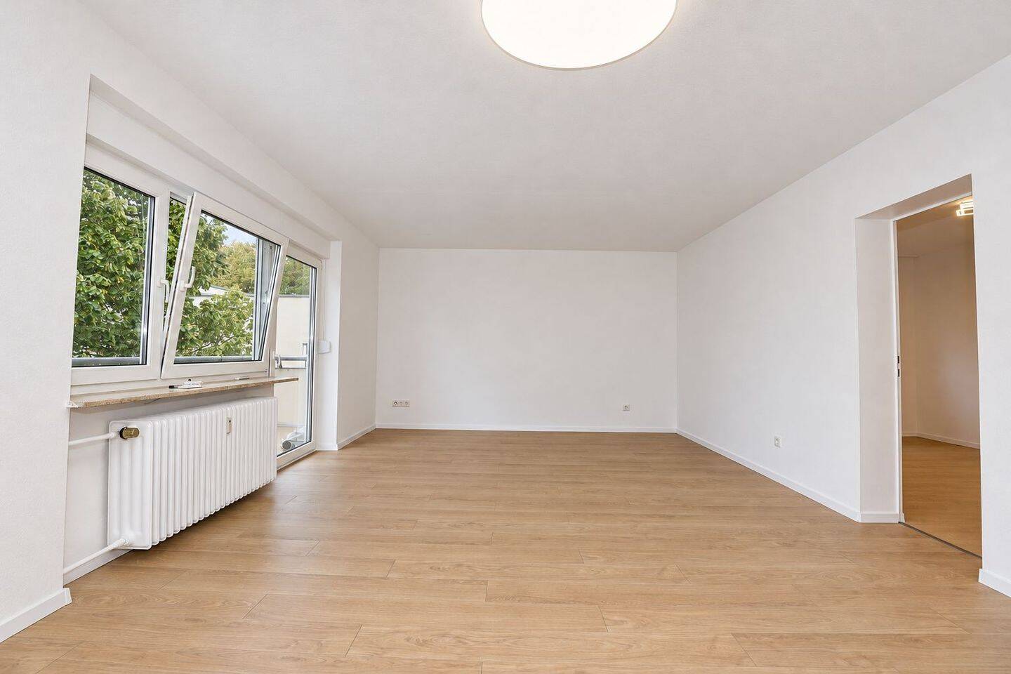 Renovierte 2-Zimmer-Wohnung mit gr. Balkon und Tiefgarage, 67657 Kaiserslautern (Innenstadt)