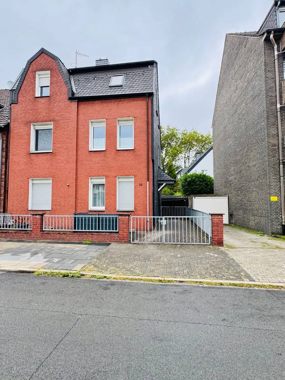 Schöne 2. Zimmer- Wohnung im 1. OG eines ruhigen 3 Familienhauses mit Einbauchkücke, Balkon und Klima, 46117 Oberhausen