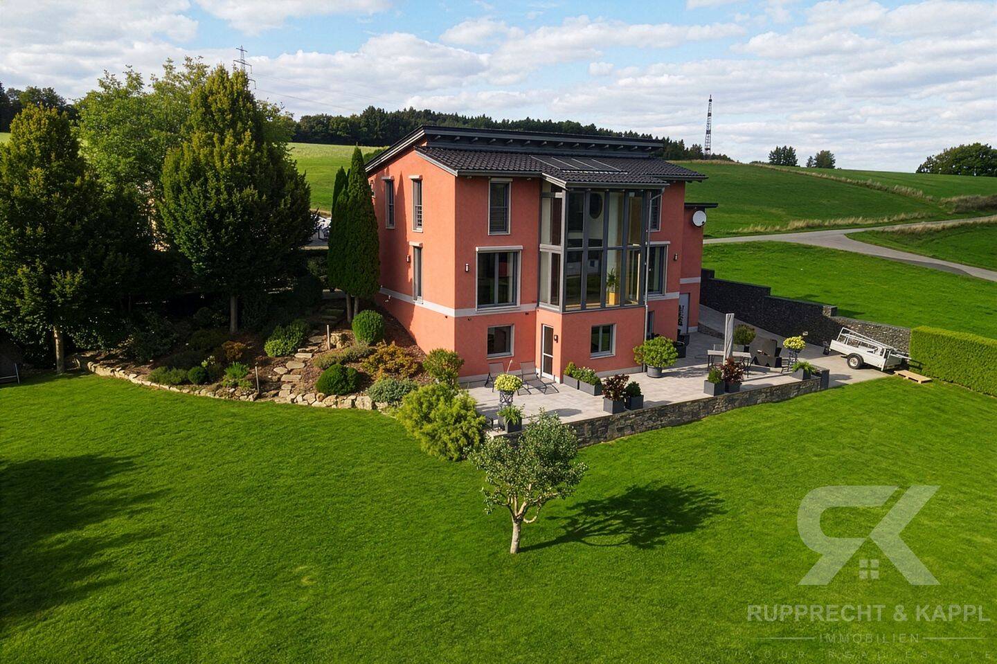 Viel Platz, viel Natur: Modernes Einfamilienhaus mit PV, Pool und Garage in Roggenstein, 92648 Vohenstrauß