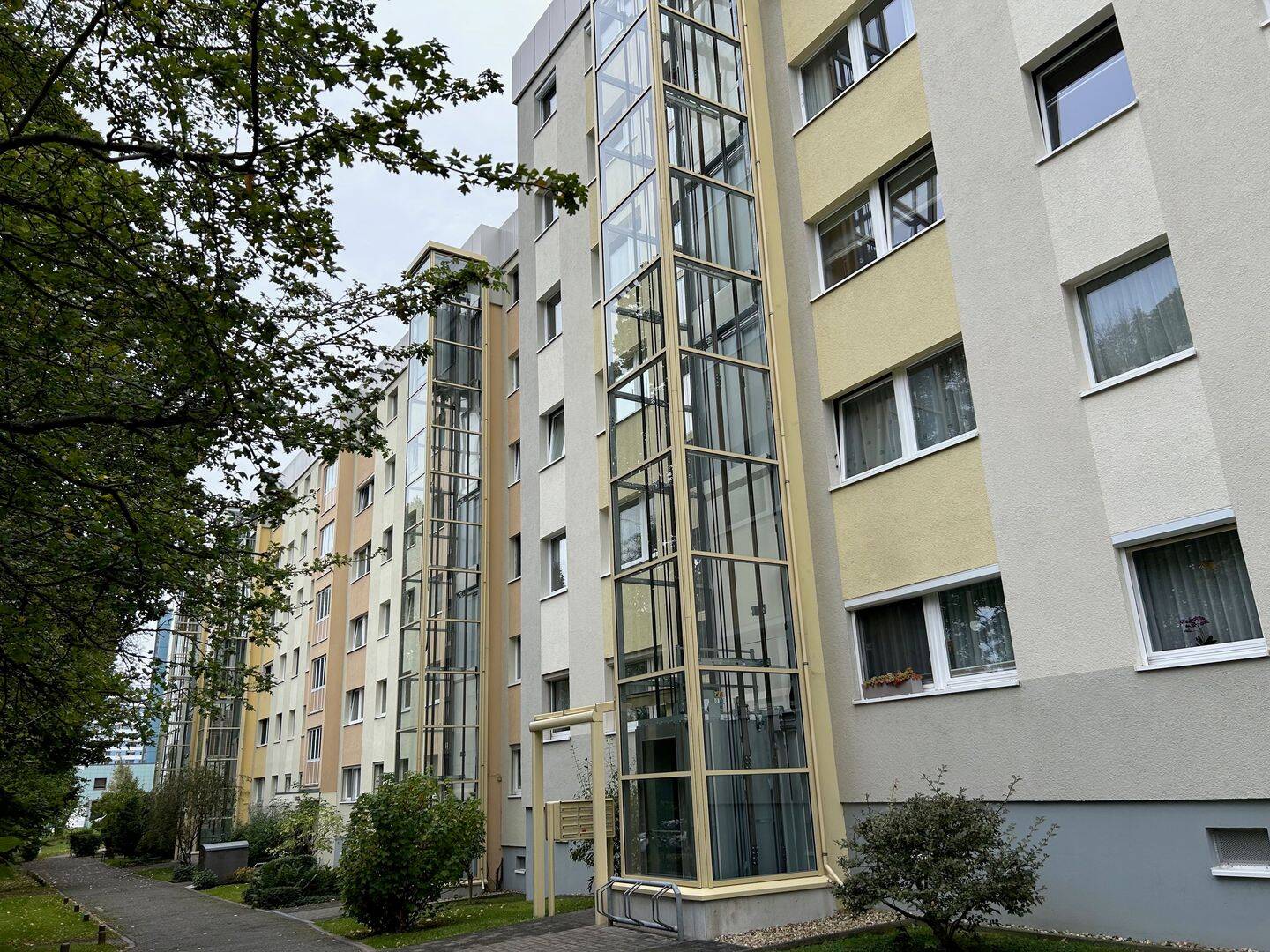 Frisch renovierte 3-Raumwohnung mit Altstadtblick in Uni-Nähe, verglaster Süd-Balkon, Aufzug, 1217 Dresden (Kleinpestitz/Mockritz Leubnitz-Neuostra Räcknitz/Zschertnitz Strehlen Südvorstadt-Ost)
