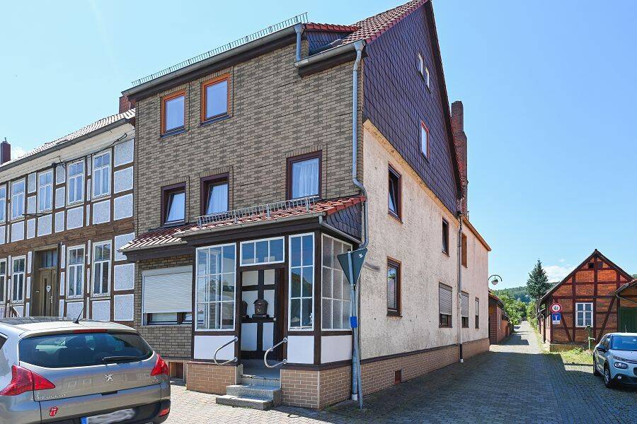 Sibbesse – Wrisbergholzen: Charmantes Reiheneckhaus mit Scheune und Garten in zentraler Lage!, 31079 Sibbesse