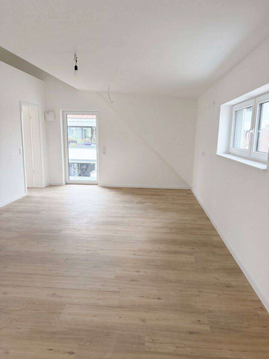 Modernes Wohnen mit Wohlfühlambiente: 2-Zimmer-Dachgeschosswohnung mit Balkon in Ulm-Wiblingen, 89079 Ulm