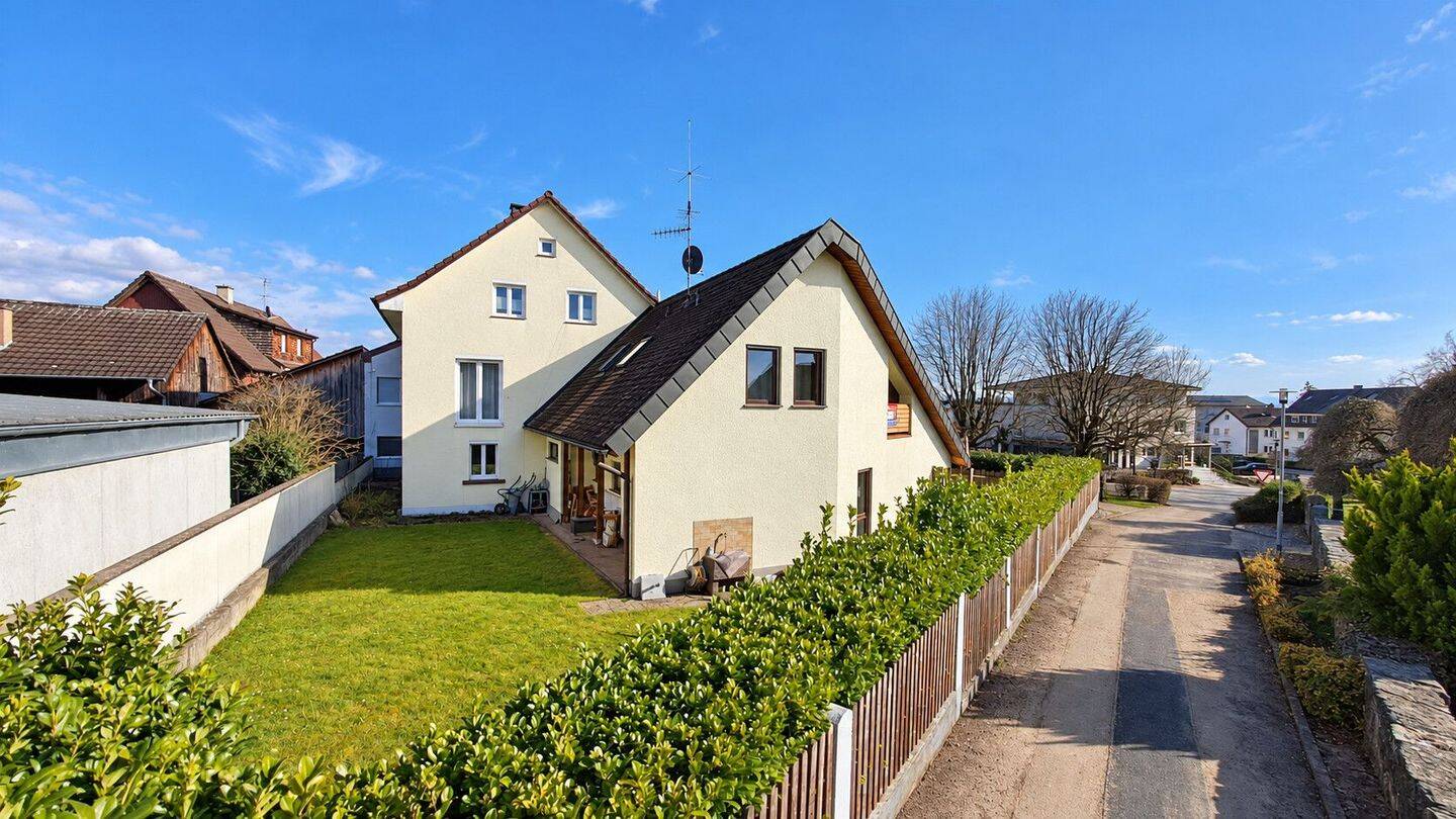 Ab sofort verfügbar: Gepflegtes Einfamilienhaus mit großem Garten, zwei Terrassen u. Garage, 79588 Efringen-Kirchen