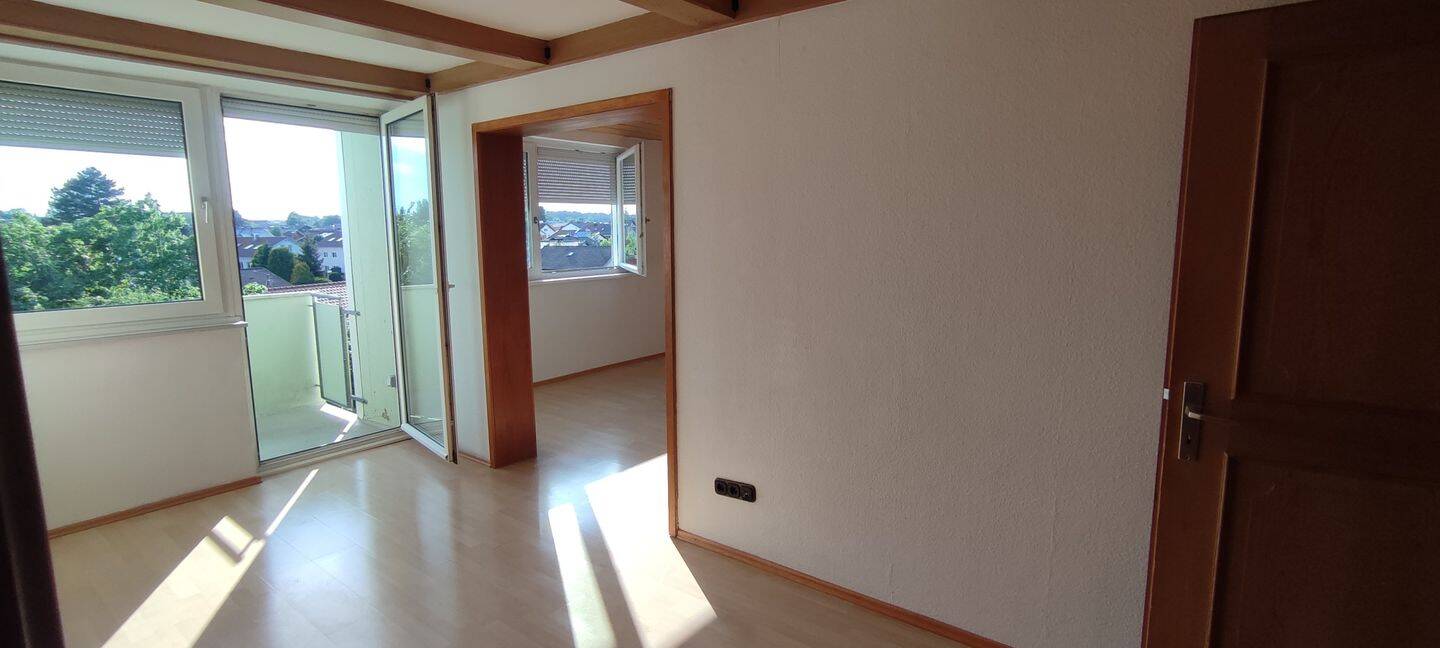 Renovierungsbedürftige 4-Zimmer-Dachgeschosswohnung mit Balkon in Holzkirchen, 83607 Holzkirchen