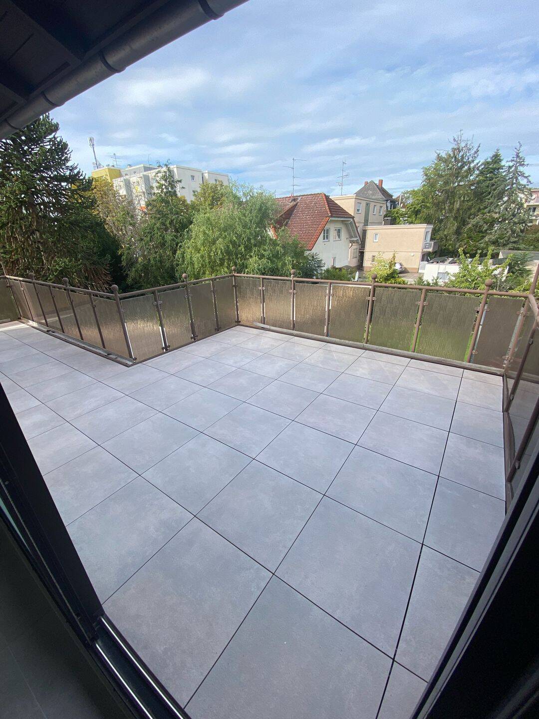 Helle 3-Zimmer-Maisonette-Wohnung mit großem Sonnenbalkon, 2 Bädern und Einbauküche, 63071 Offenbach am Main (Offenbach am Main Tempelsee)