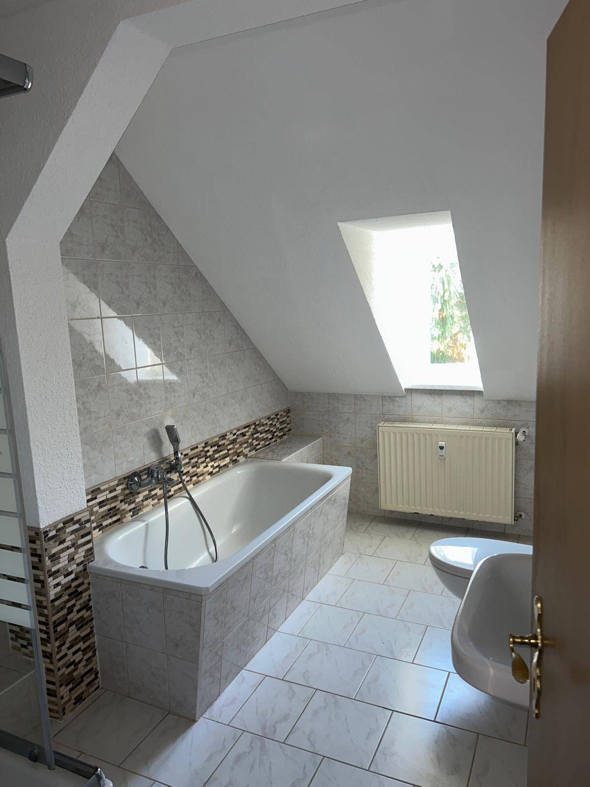 Attraktive 2-Zimmer-Wohnung mit renoviertem Bad und wunderschönem Ausblick zur Vermietung in Aue, 8280 Aue-Bad Schlema