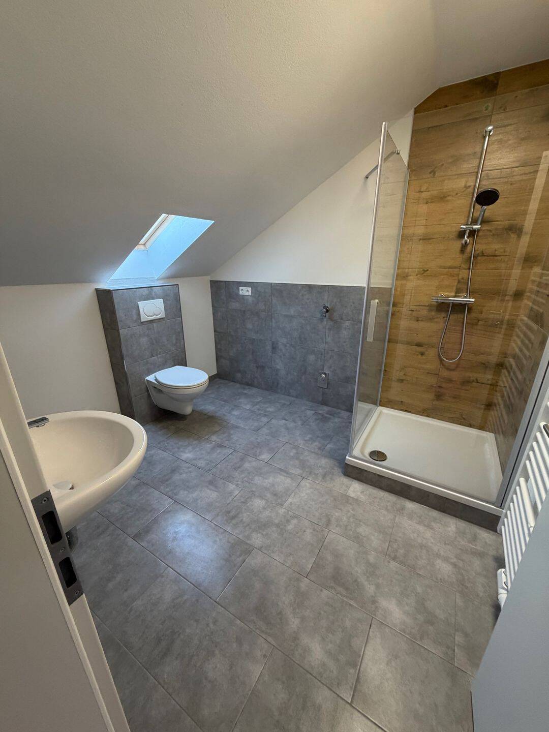 Modern sanierte Dachgeschosswohnung – 80 m² – 2 Schlafzimmer – Cham, 93413 Cham
