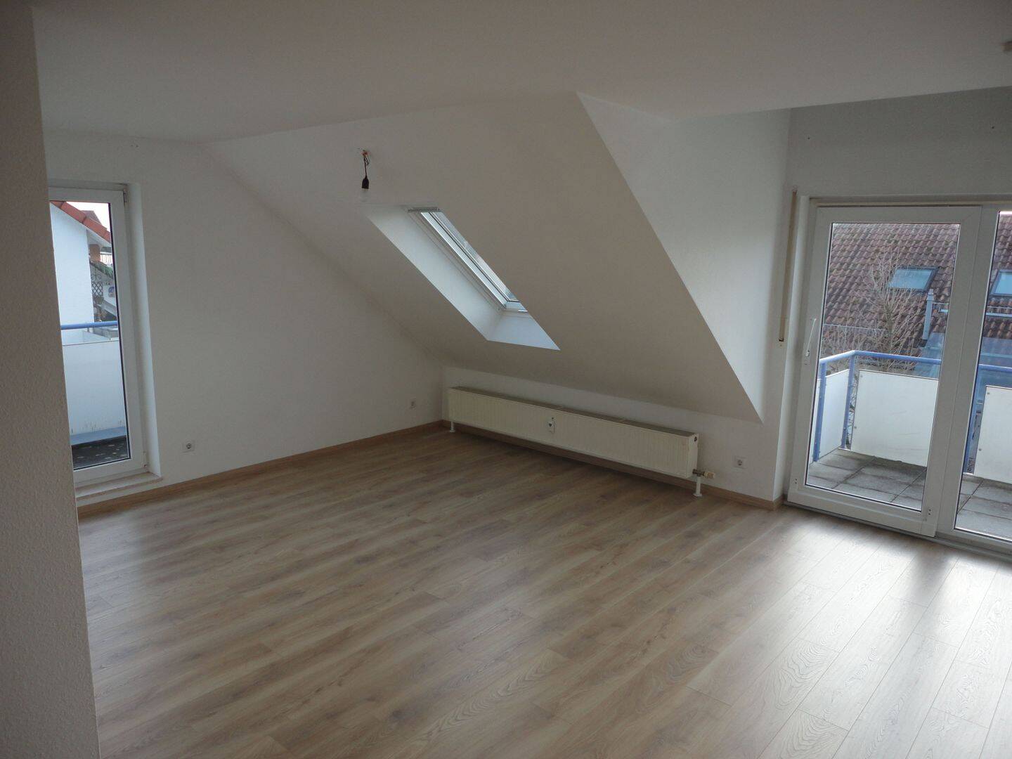 Helle, gepflegte 2,5-3 Zimmer Dachgeschosswohnung in Großingersheim, 74379 Ingersheim
