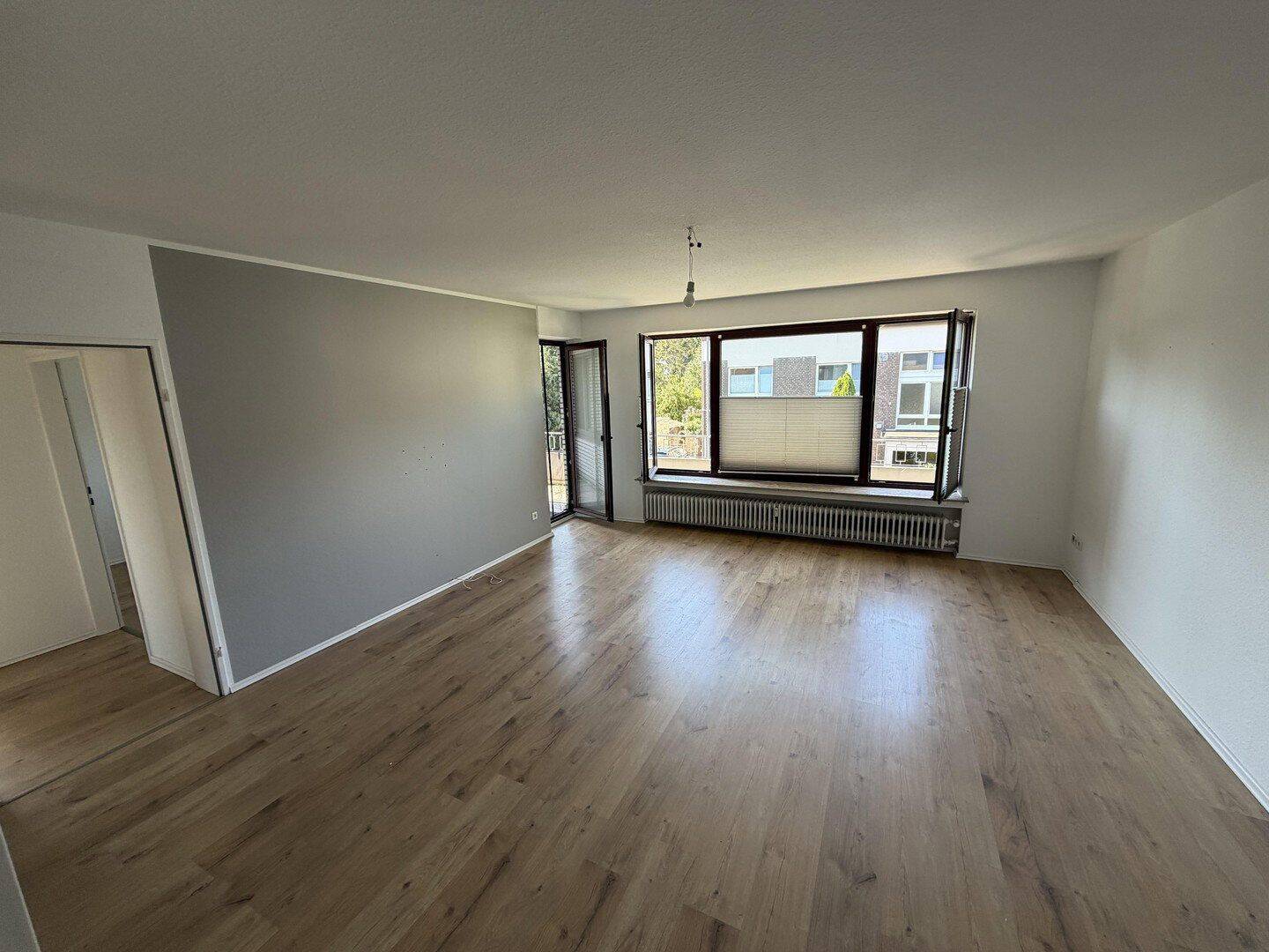 Helle 3-Zimmer-Wohnung mit Wanne und Süd-Balkon in ruhiger Lage – frisch renoviert, 47228 Duisburg (Bergheim Friemersheim Hochemmerich Winkelhausen)