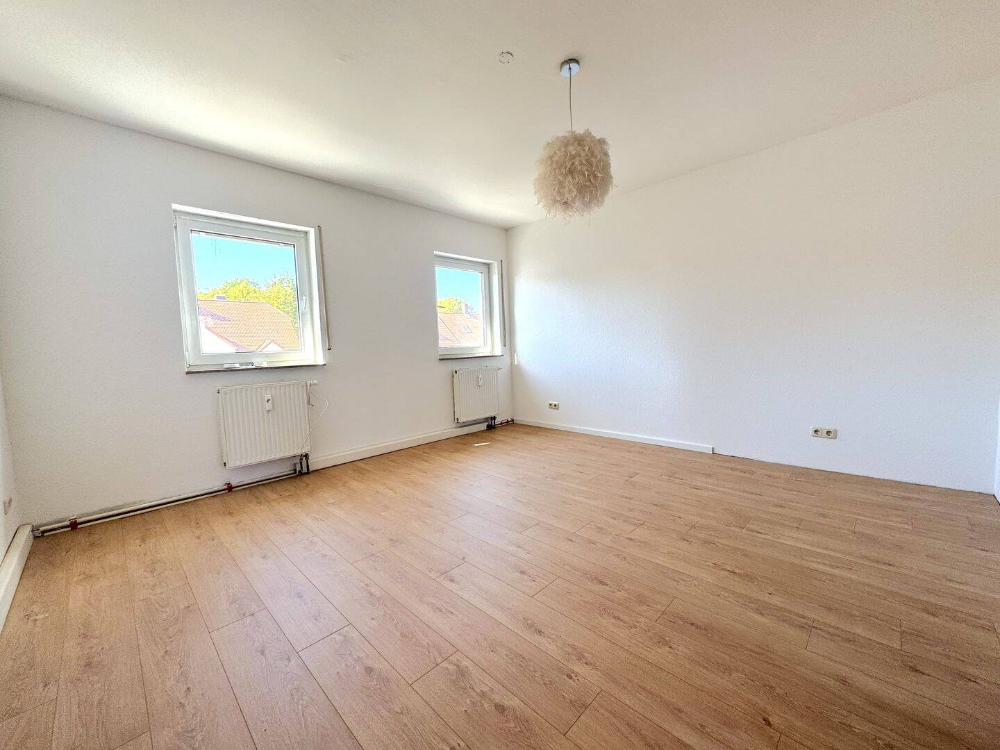 Helle 2-Zimmer-Wohnung in Zirndorf mit Tageslichtbad, Eckbadewanne und Dusche, 90513 Zirndorf
