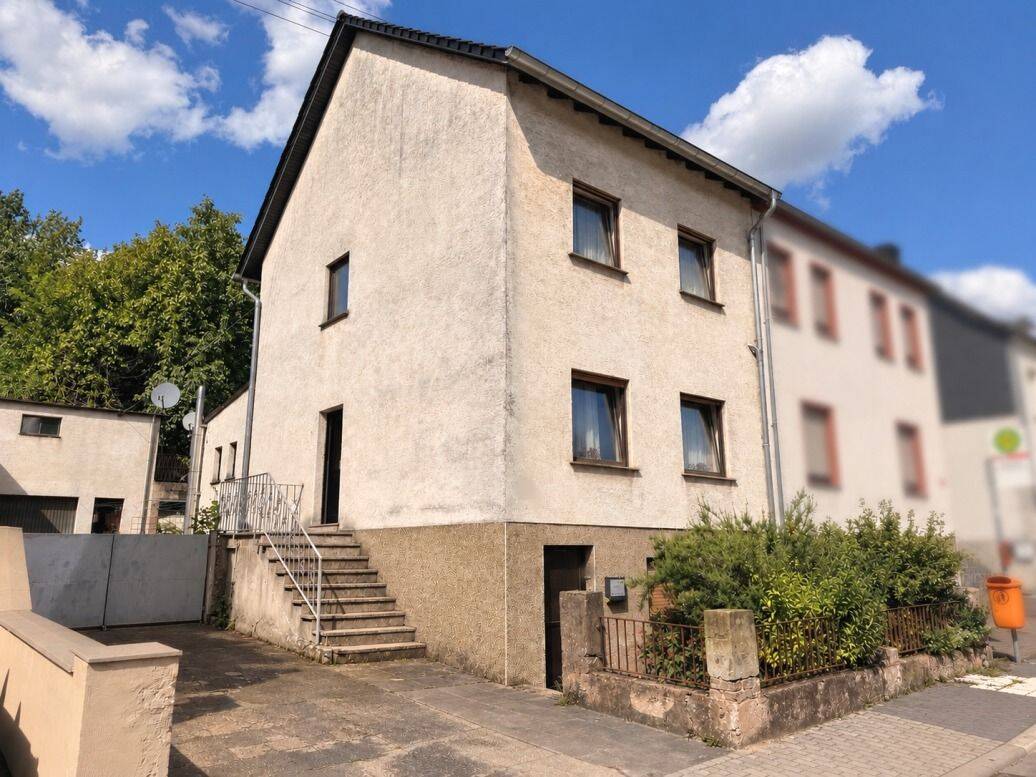 Doppelhaushälfte mit Entwicklungspotenzial in zentraler Lage von Saarlouis-Fraulautern!, 66740 Saarlouis