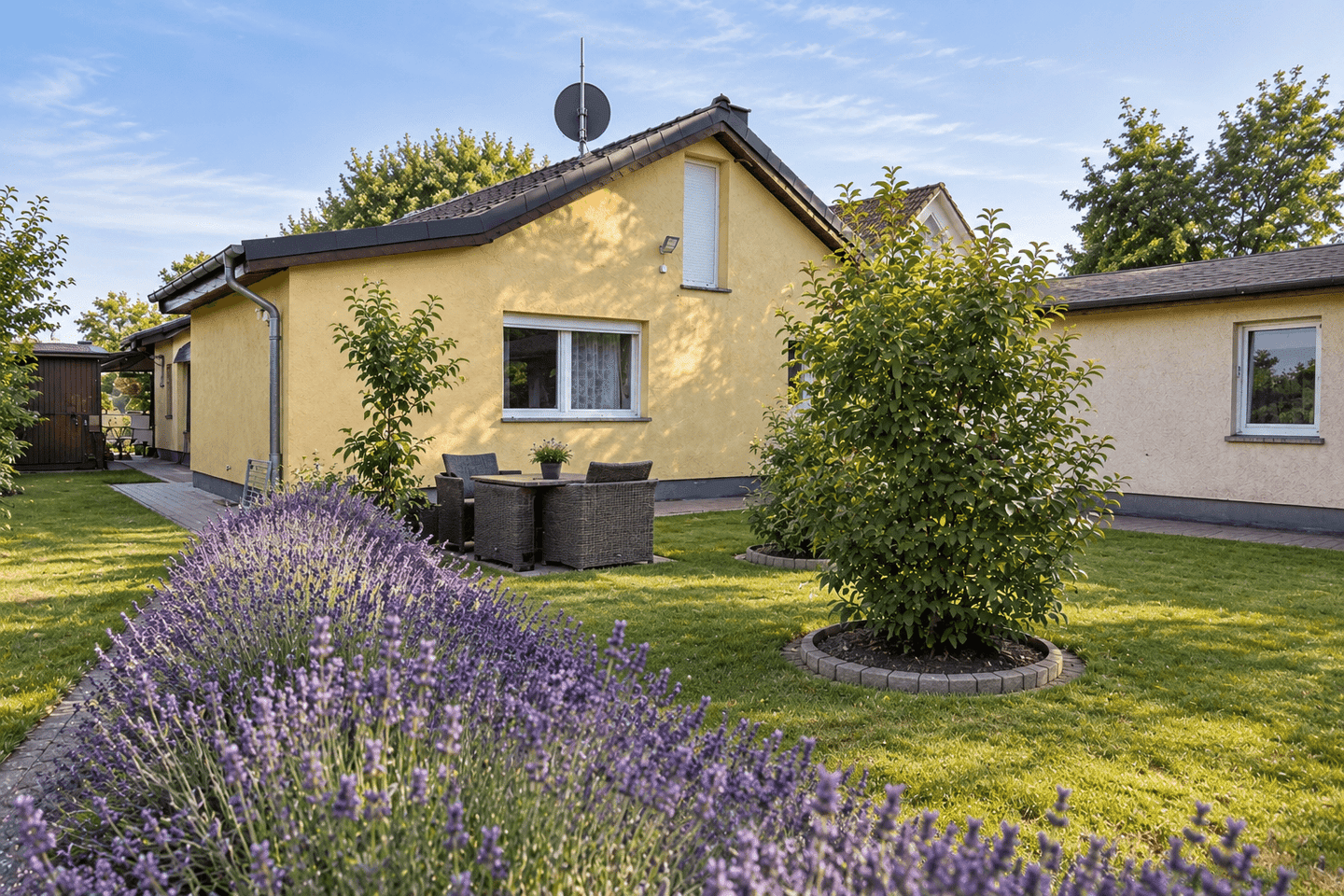 Zwei Wohnbereiche, ein Zuhause – vielseitiges Grundstück in Berlin-Pankow, 13127 Berlin (Pankow)