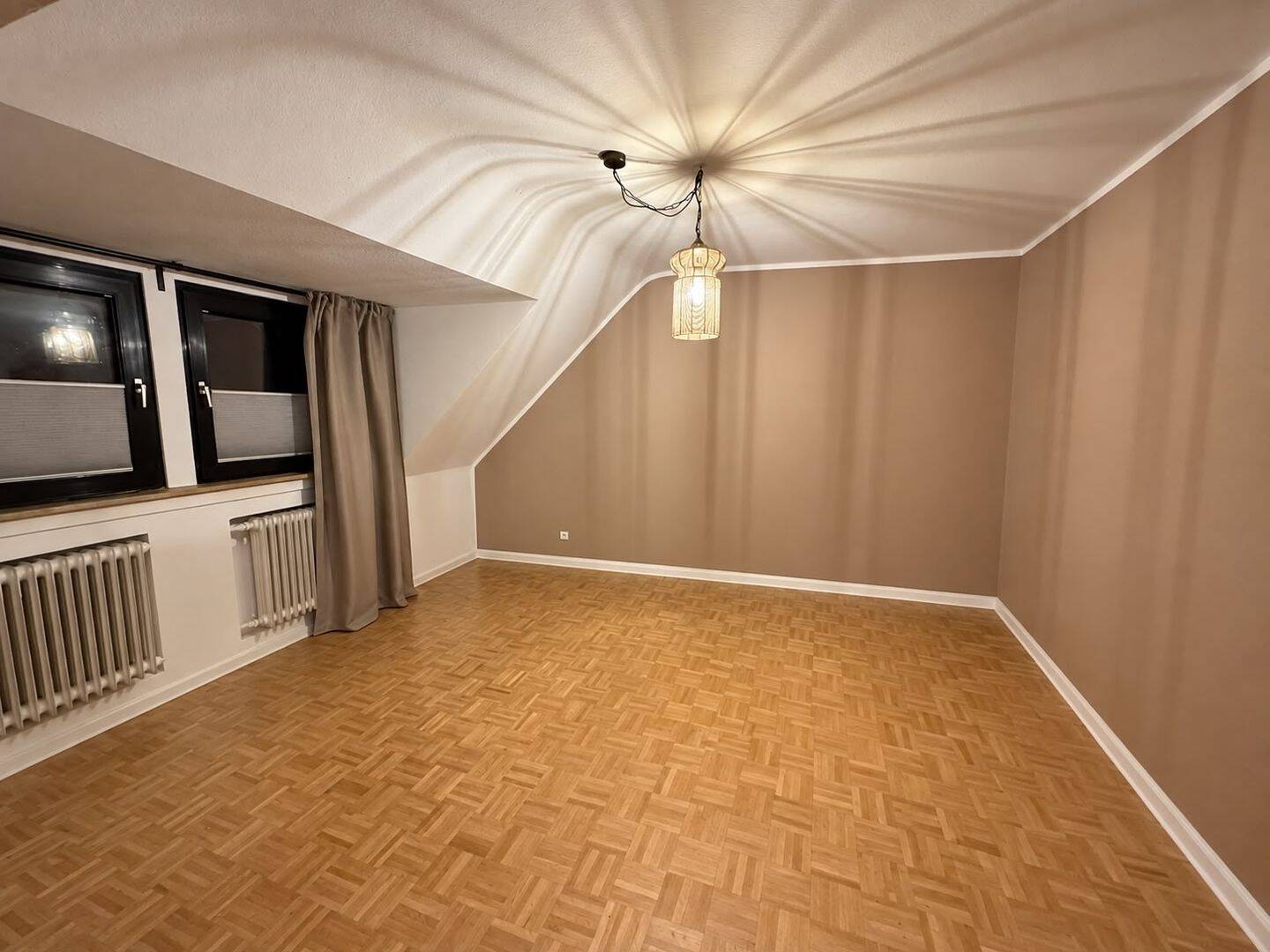 Gemütliche 2 – Zimmer Dachgeschosswohnung, 47259 Duisburg (Huckingen Hüttenheim Mündelheim Ungelsheim Wanheim-Angerhausen)