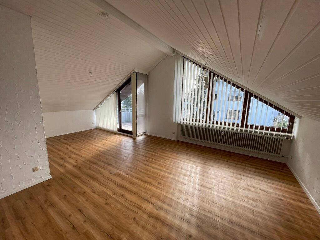 Helle 1,5-Zimmer Dachgeschoss-Wohnung in ruhiger Lage, 71034 Böblingen