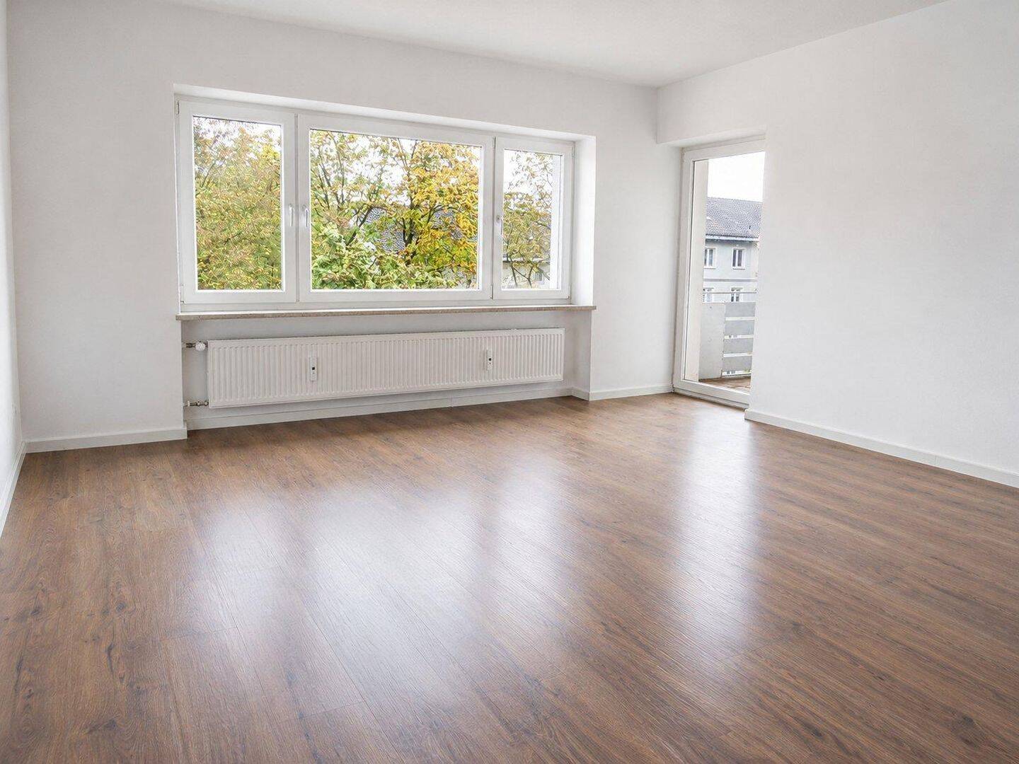 Helle, gut geschnittene 2 1/2 Zimmer-Wohnung, ca. 72,50 m² mit Süd-Loggia, in München-Moosach, 80997 München (Allach-Untermenzing Moosach Pasing-Obermenzing)