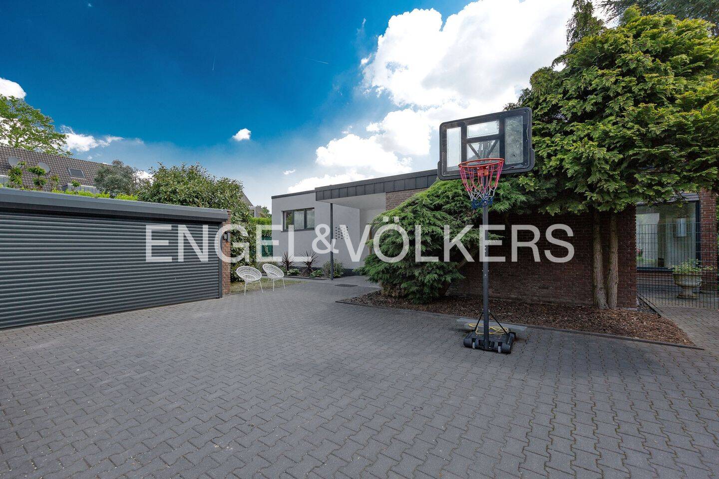 Exklusiv und hochwertig sanierter Split-Level-Bungalow in absoluter Bestlage, 47802 Krefeld