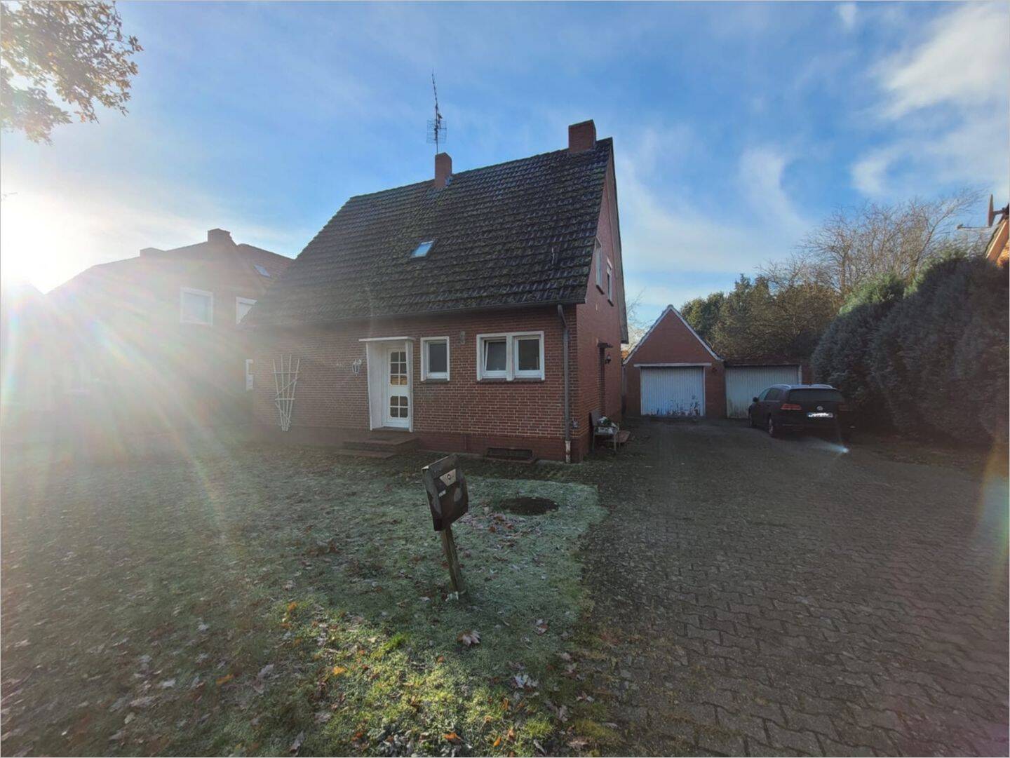 Niedliches Einfamilienhaus mit Garage, großen Grundstück sowie ordentlich Renovierungsbedarf, 26871 Papenburg