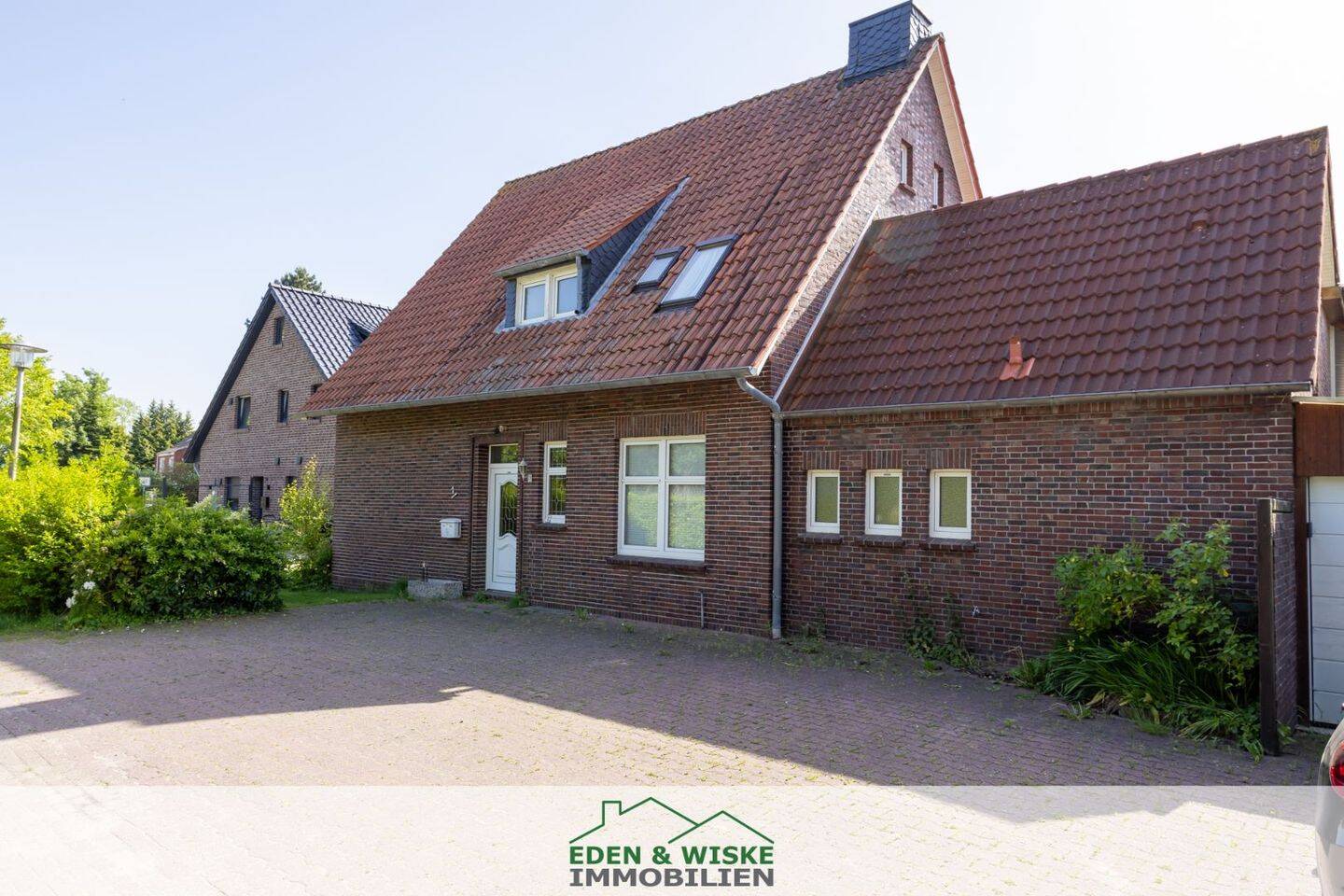 Großes Einfamilienhaus mit Garage und Wintergarten, 26506 Norden