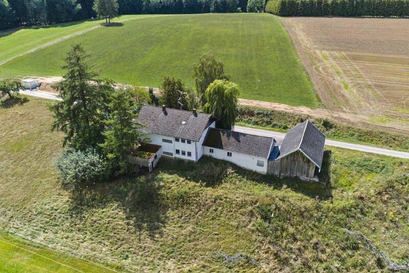 Sanierungsbedürftiges Einfamilienhaus in naturnaher Alleinlage, 94353 Haibach