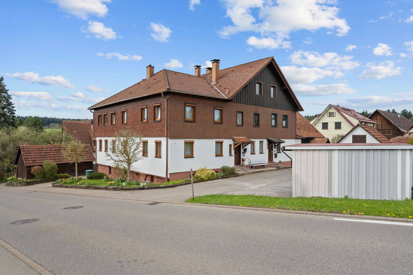 Wohnen mit Geschichte – Charmantes Reihenendhaus mit 142 m², Balkon & moderner Technik, 75394 Oberreichenbach
