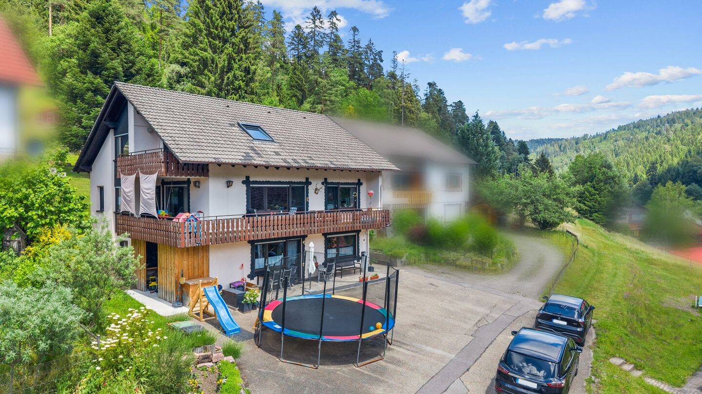 Viel Platz für die Familie – Haus mit Einliegerwohnung & großem Garten in Enzklösterle-Gompelscheuer, 75337 Enzklösterle