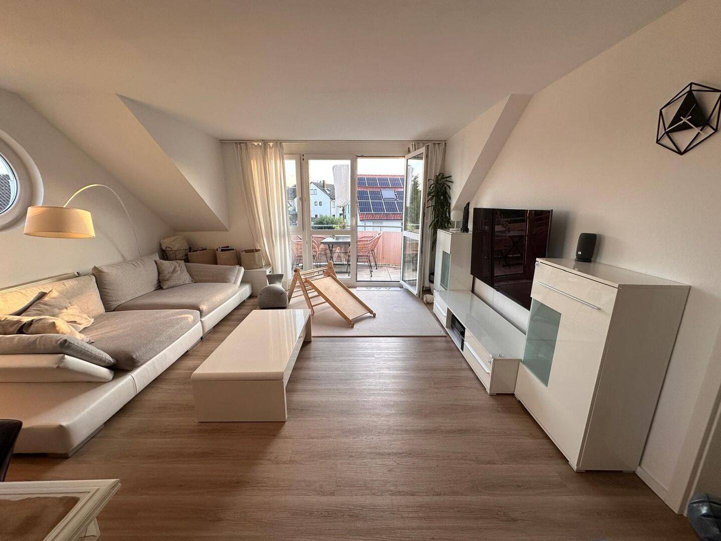 Helle, moderne 4-Zimmer-Maisonette mit Balkon, Einbauküche und 2 Stellplätzen, 71686 Remseck am Neckar