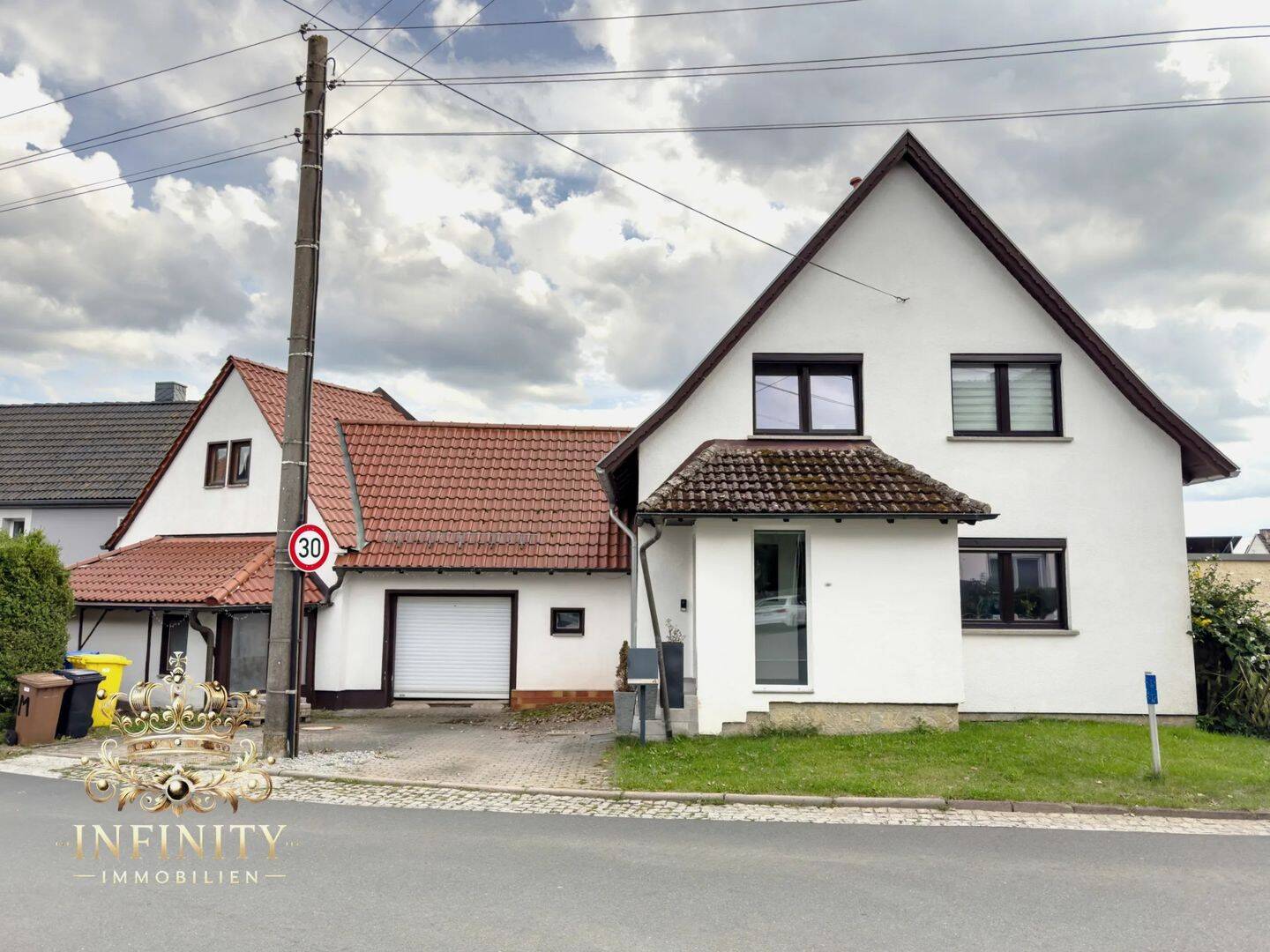 Modernes Familienhaus in Jena-Lützeroda mit Pool, 7751 Jena