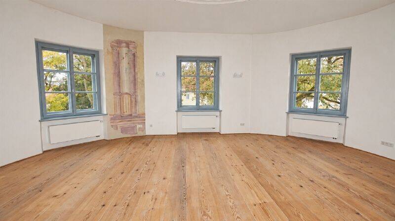Große 4 Zimmer-Wohnung im Schloss Geltolfing, 94330 Aiterhofen
