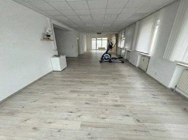 Mit Chance auf Wohnung in zentraler Lage: Helle Gewerbeeinheit mit 2 KFZ-Stellplätzen, Grün, etc.!, 93133 Burglengenfeld