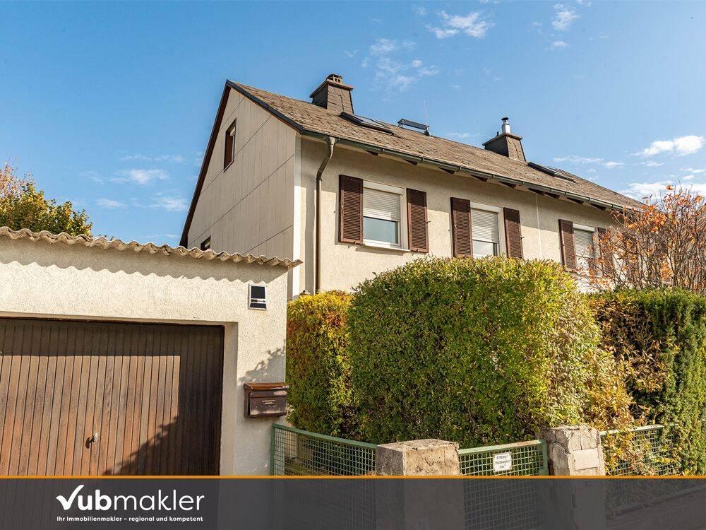 Doppelhaushälfte in ruhiger Hanglage – 2 Garagen, Garten, Einbauküche, sofort frei, 95032 Hof (Eppenreuth Innenstadt Pirk)