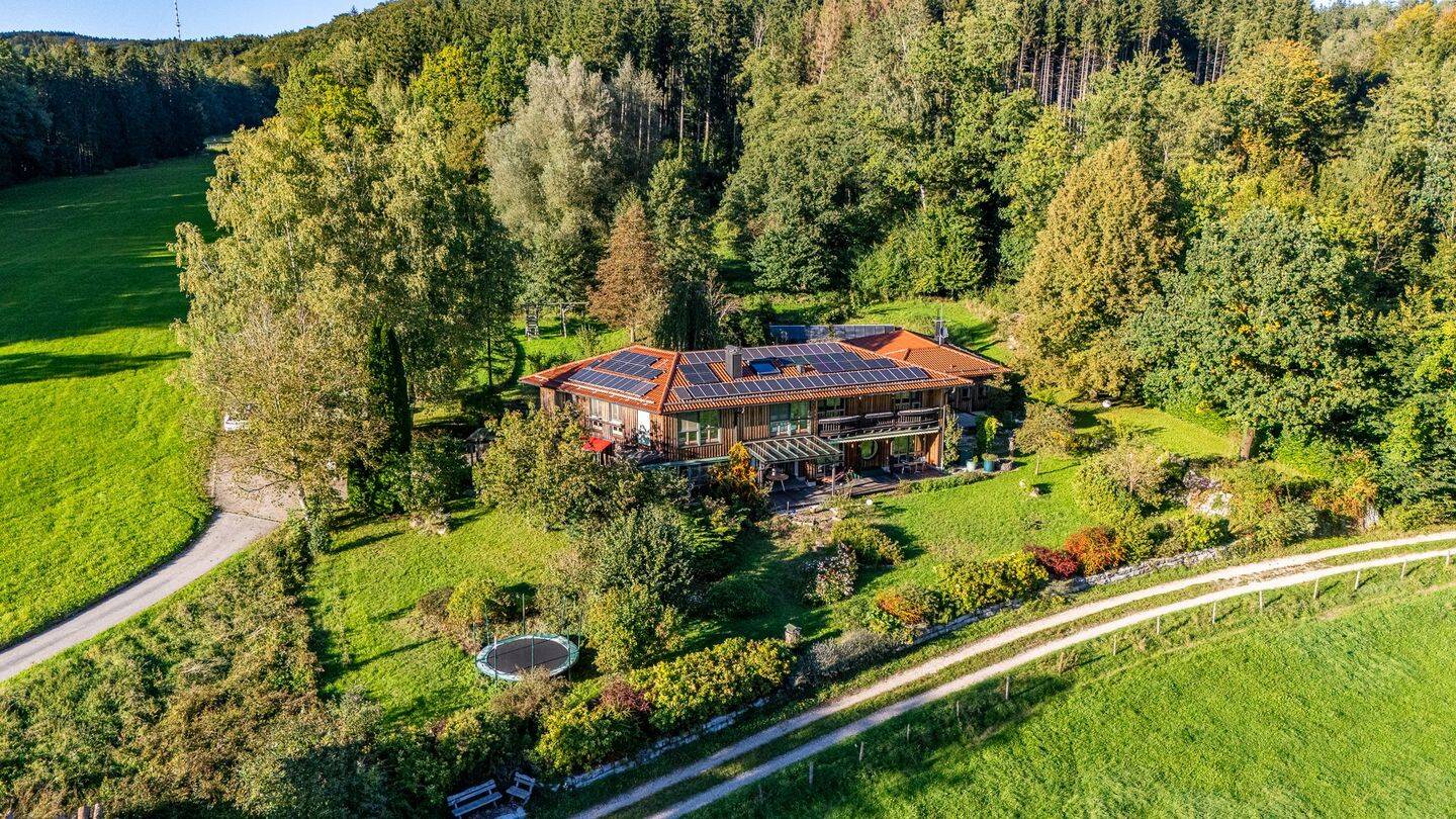Wohlfühlhaus mit zwei charmanten Einliegerwohnungen und vielfältigem Nutzungspotenzial, 83451 Piding