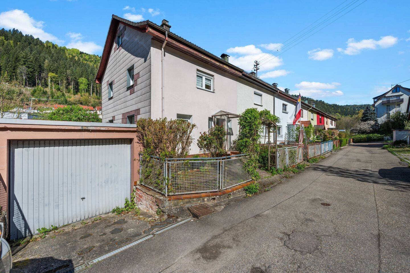 Charaktervolles Haus mit großem Garten, Garage und Platz für individuelle Wohnträume | über 100 m², 75323 Bad Wildbad