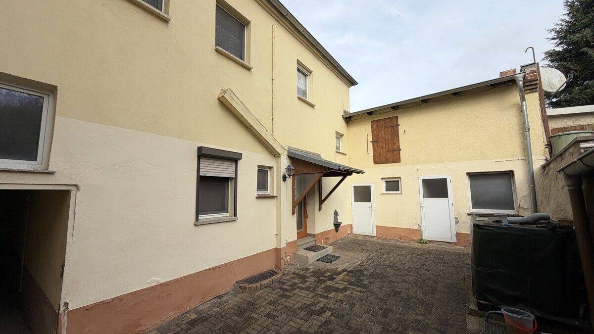 Viel Platz mit Potenzial – Reihenmittelhaus nahe Halle, 6179 Teutschenthal