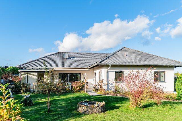 Zukunftswohnen ohne Stufen – Hochwertiger Winkelbungalow mit Außenpool in Steinbergkirche/Quern, 24972 Steinberg