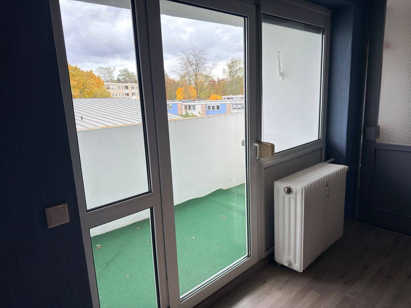 Helle 2,5-Zimmer-Wohnung mit zwei Balkonen, Einbauküche und Nähe zum Volkspark Dutzendteich, 90471 Nürnberg (Dutzendteich Langwasser Neuselsbrunn Stadion Zollhaus)