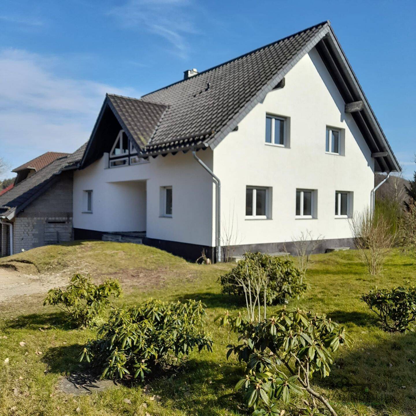 Projektchance! Großzügiges Einfamilienhaus mit bis zu 290 m² Wohnfläche auf 1.096 m² Grundstück, 53940 Hellenthal