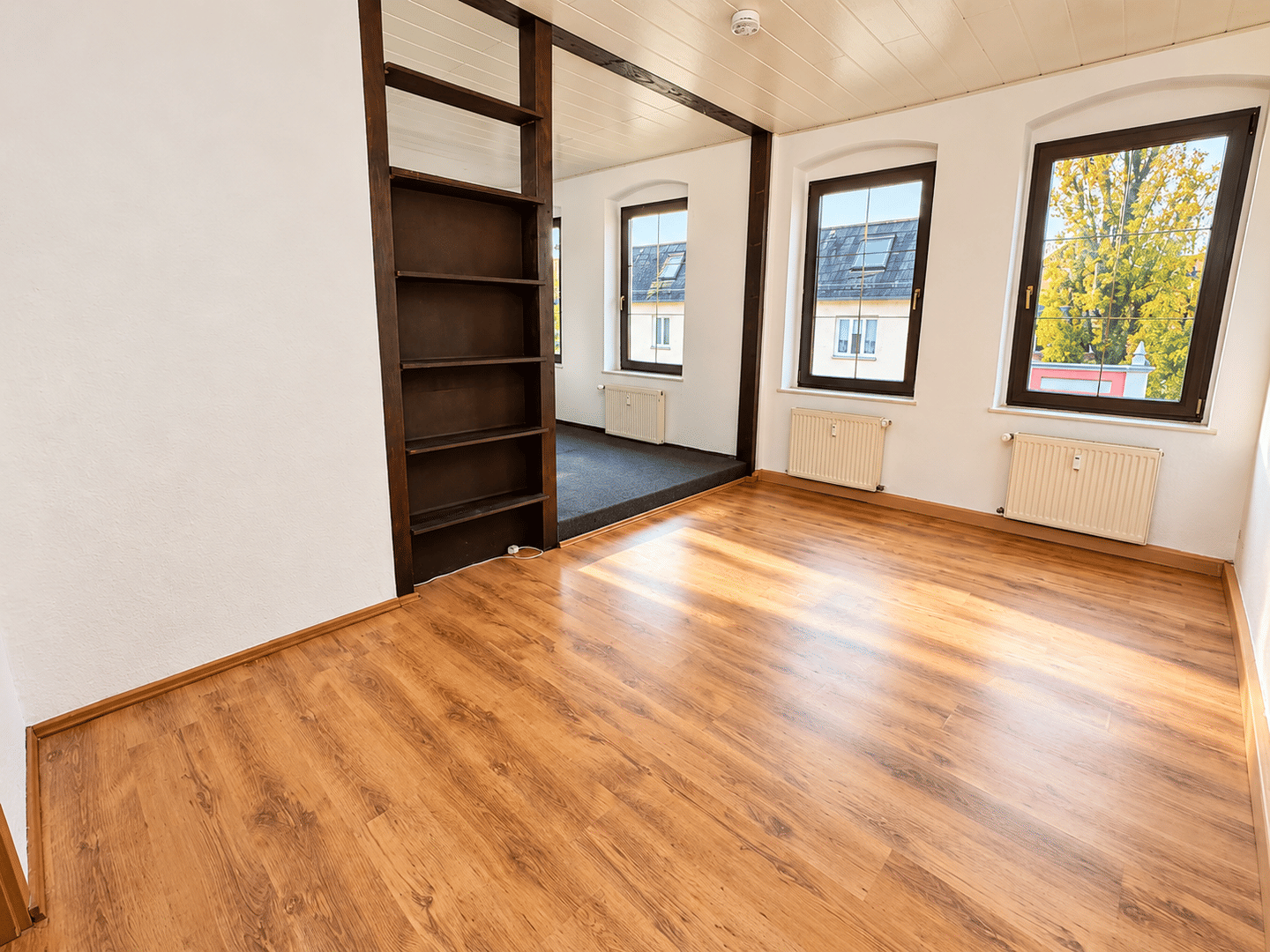 Ruhig gelegene 5 Zimmer-Wohnung mit Wanne, Dusche & Balkon in Geraer Pforten, 7546 Gera