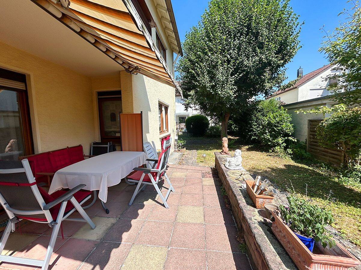 Viel Raum für Ihre Pläne: Freistehendes EFH
mit 454 m² Grdst., Südterrasse und Garage in Nellingen, 73760 Ostfildern