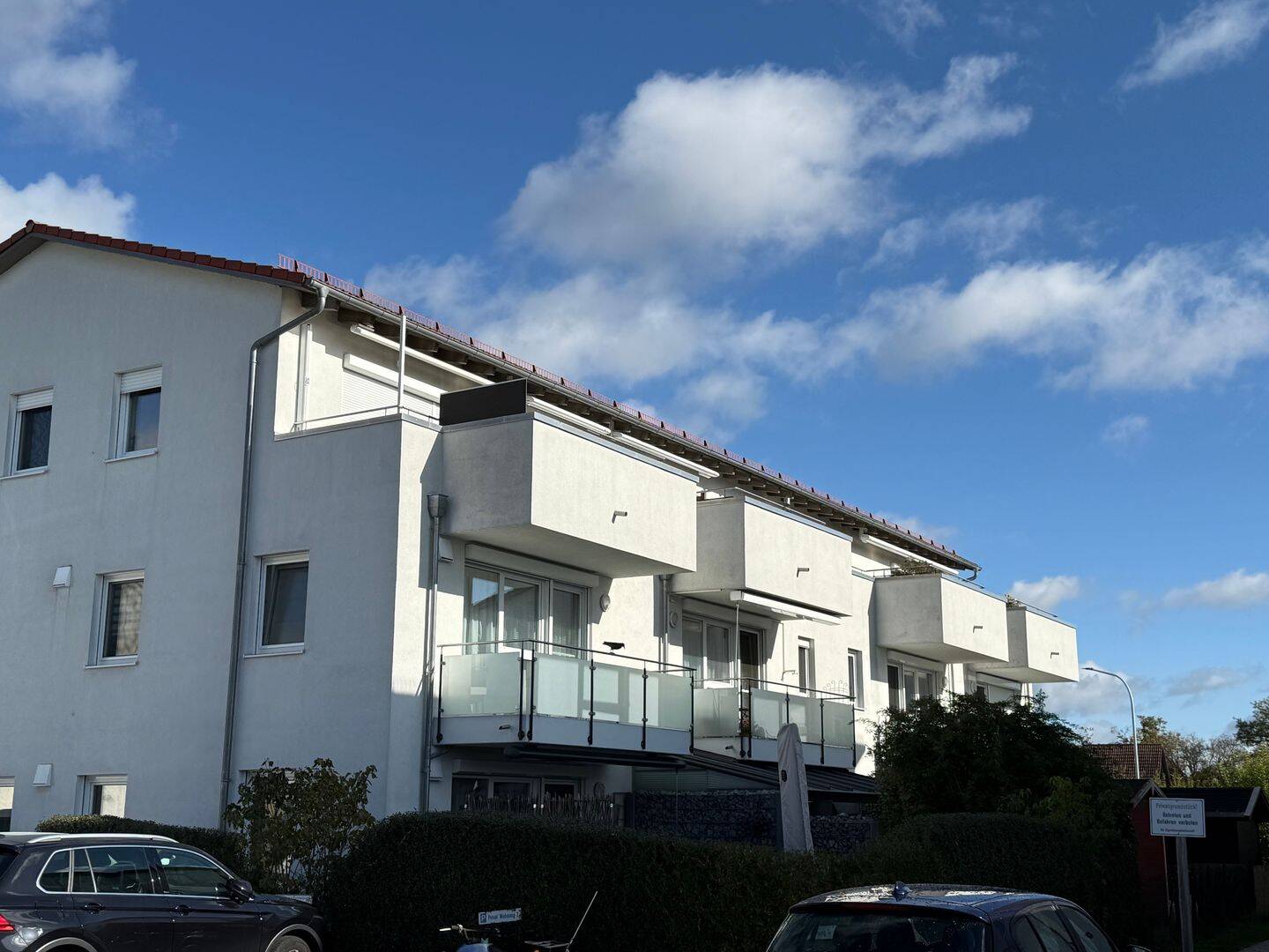 Energieeffiziente, gehobene 3-Zimmerwohnung im 1. Stock, barrierefrei mit Aufzug, teilmöbliert, in einer gepflegten Anlage mit 8 Parteien in Altdorf, 84032 Altdorf (Industriegebiet Wolfgang)